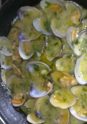 Una foto de Almejas de carril en salsa verde