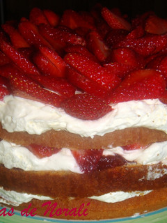 Una foto de Genoise con chantilly y frutillas