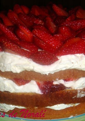 Una foto de Genoise con chantilly y frutillas