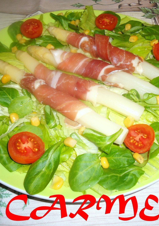 Una foto de Ensalada de espárragos y jamón serrano