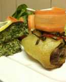 Papa rellena con lomo y vegetales salteados, con caramelo de soja y cebolla