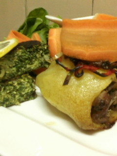 Una foto de Papa rellena con lomo y vegetales salteados, con caramelo de soja y cebolla