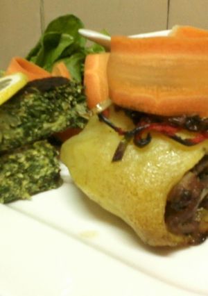 Una foto de Papa rellena con lomo y vegetales salteados, con caramelo de soja y cebolla