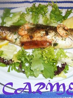 Una foto de Lubina rellena de gambas y orejones