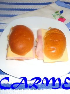 Una foto de Medias noches de jamón y queso