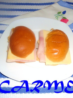 Una foto de Medias noches de jamón y queso