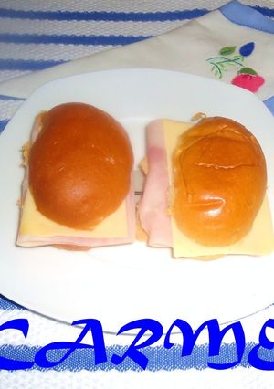 Una foto de Medias noches de jamón y queso