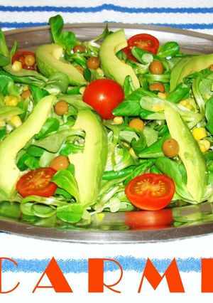 Una foto de Ensalada mixta con aguacate
