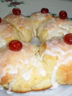 Una foto de Rosca con glacé y cerezas confitadas