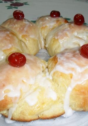 Una foto de Rosca con glacé y cerezas confitadas