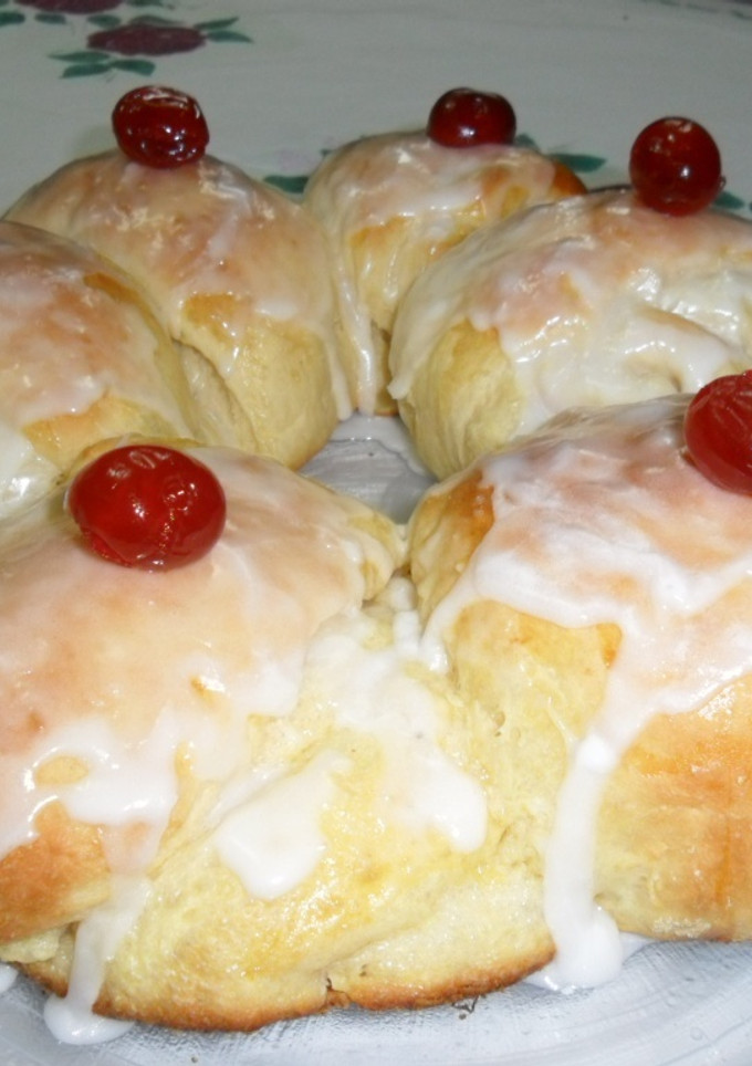 Una foto de Rosca con glacé y cerezas confitadas