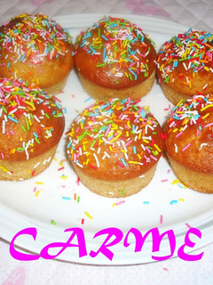 Una foto de Muffins con chocolate y virutas de colores