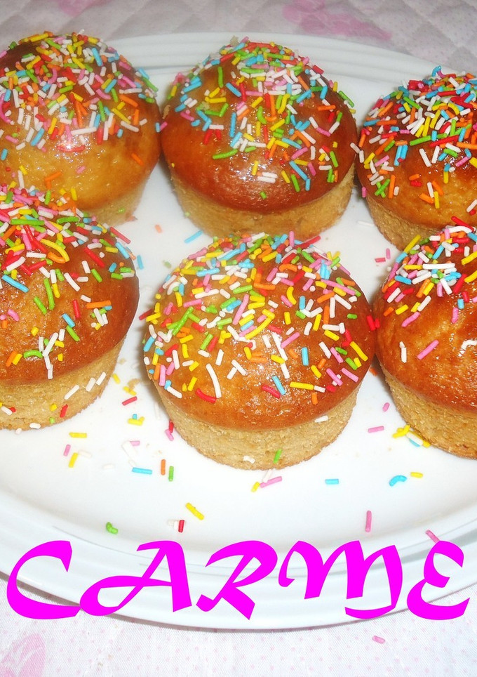 Una foto de Muffins con chocolate y virutas de colores