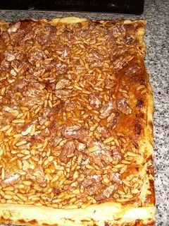 Una foto de Coca rápida de Sant Joan de piñones, nueces y miel