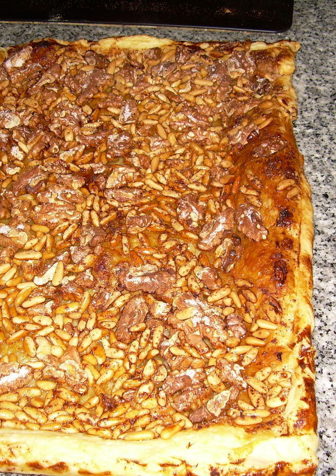 Una foto de Coca rápida de Sant Joan de piñones, nueces y miel