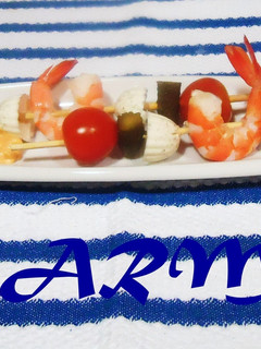 Una foto de Brochetas de burguitos y langostinos