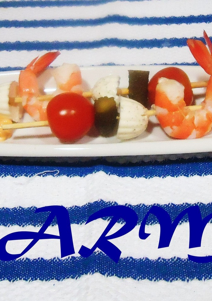 Una foto de Brochetas de burguitos y langostinos