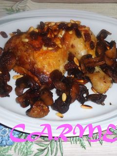 Una foto de Pollo asado con pasas y piñones