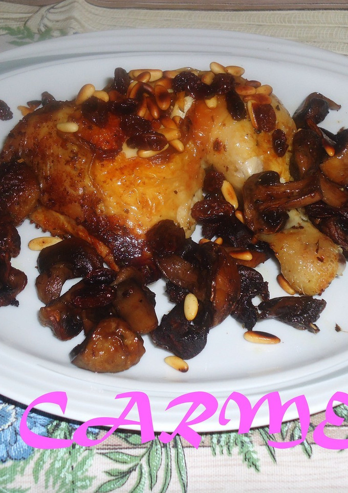Una foto de Pollo asado con pasas y piñones