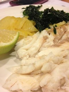 Una foto de Lubina con verduras