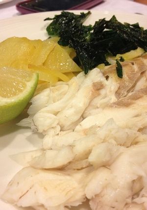 Una foto de Lubina con verduras
