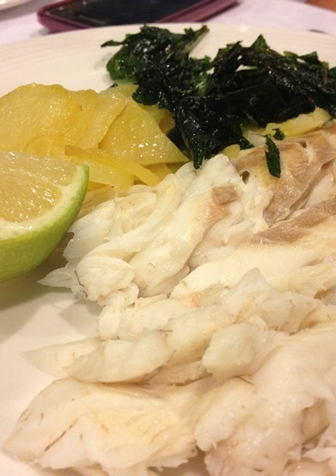 Una foto de Lubina con verduras