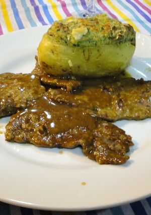 Una foto de Escalopines de ternera con salsa de limón y Patatas Rellenas con crema de espinacas