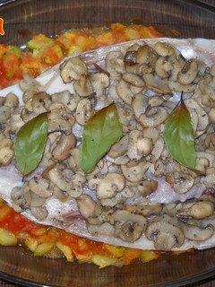Una foto de Corvina al horno con guarnición