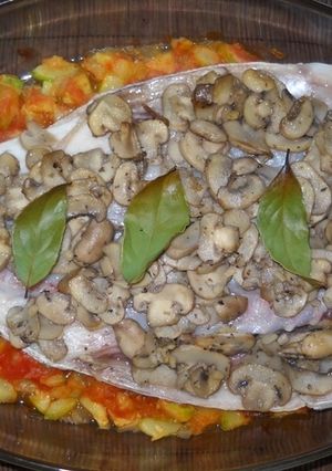 Una foto de Corvina al horno con guarnición