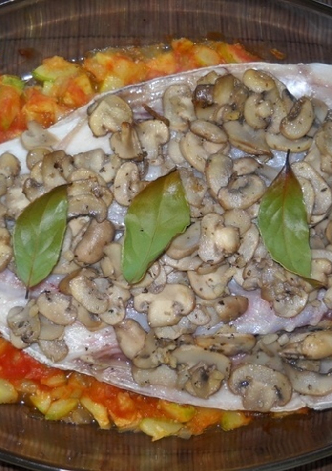 Una foto de Corvina al horno con guarnición