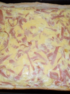 Una foto de Tarta abierta de york, queso y huevos