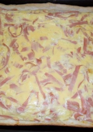 Una foto de Tarta abierta de york, queso y huevos