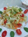 Ensalada de repollo blanco con manzana y salsa suave de mostaza