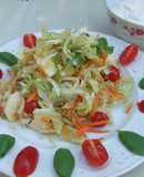Ensalada de repollo blanco con manzana y salsa suave de mostaza