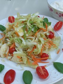 Una foto de Ensalada de repollo blanco con manzana y salsa suave de mostaza