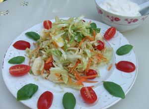Una foto de Ensalada de repollo blanco con manzana y salsa suave de mostaza
