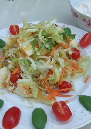 Una foto de Ensalada de repollo blanco con manzana y salsa suave de mostaza