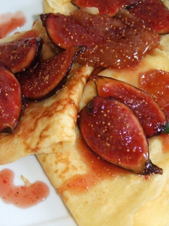 Una foto de Crêpes con nata e higos caramelizados