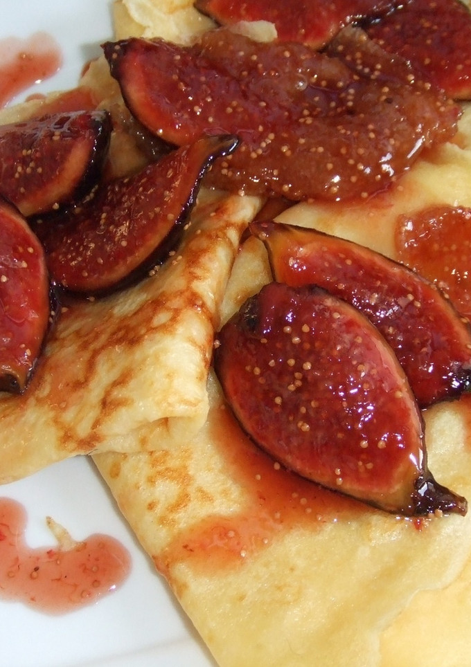 Una foto de Crêpes con nata e higos caramelizados