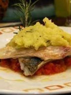 Una foto de Lomos de caballa con puré de patatas