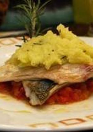 Una foto de Lomos de caballa con puré de patatas