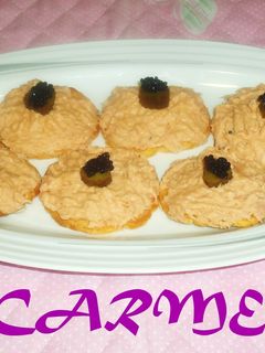 Una foto de Canapés de atún con salsa rosa y caviar