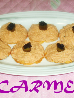 Una foto de Canapés de atún con salsa rosa y caviar