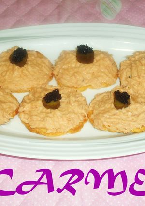 Una foto de Canapés de atún con salsa rosa y caviar