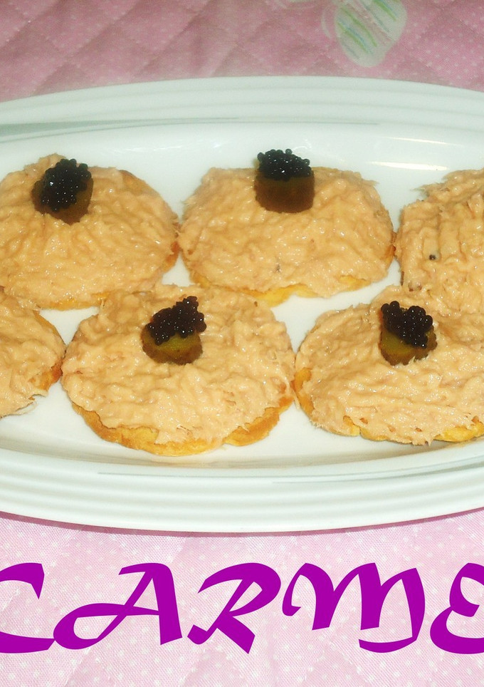 Una foto de Canapés de atún con salsa rosa y caviar