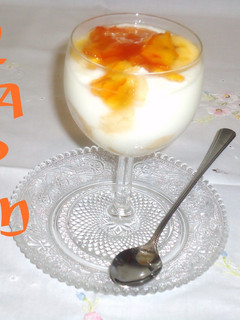 Una foto de Copa de plátano, yogur y mermelada