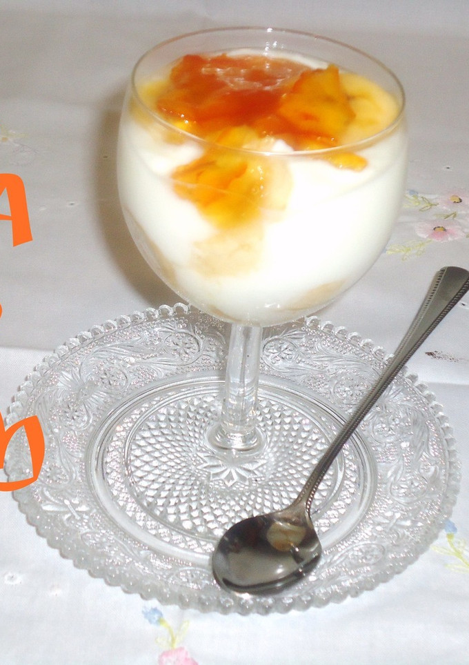 Una foto de Copa de plátano, yogur y mermelada