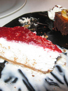 Una foto de Tarta de queso con mermelada de frambuesa