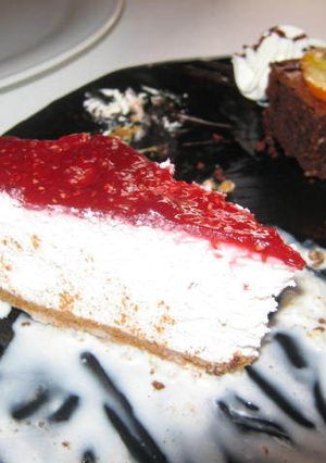 Una foto de Tarta de queso con mermelada de frambuesa