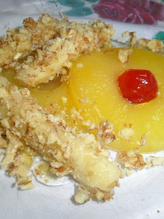 Una foto de Piña caramelizada con plátano rebozado en nueces